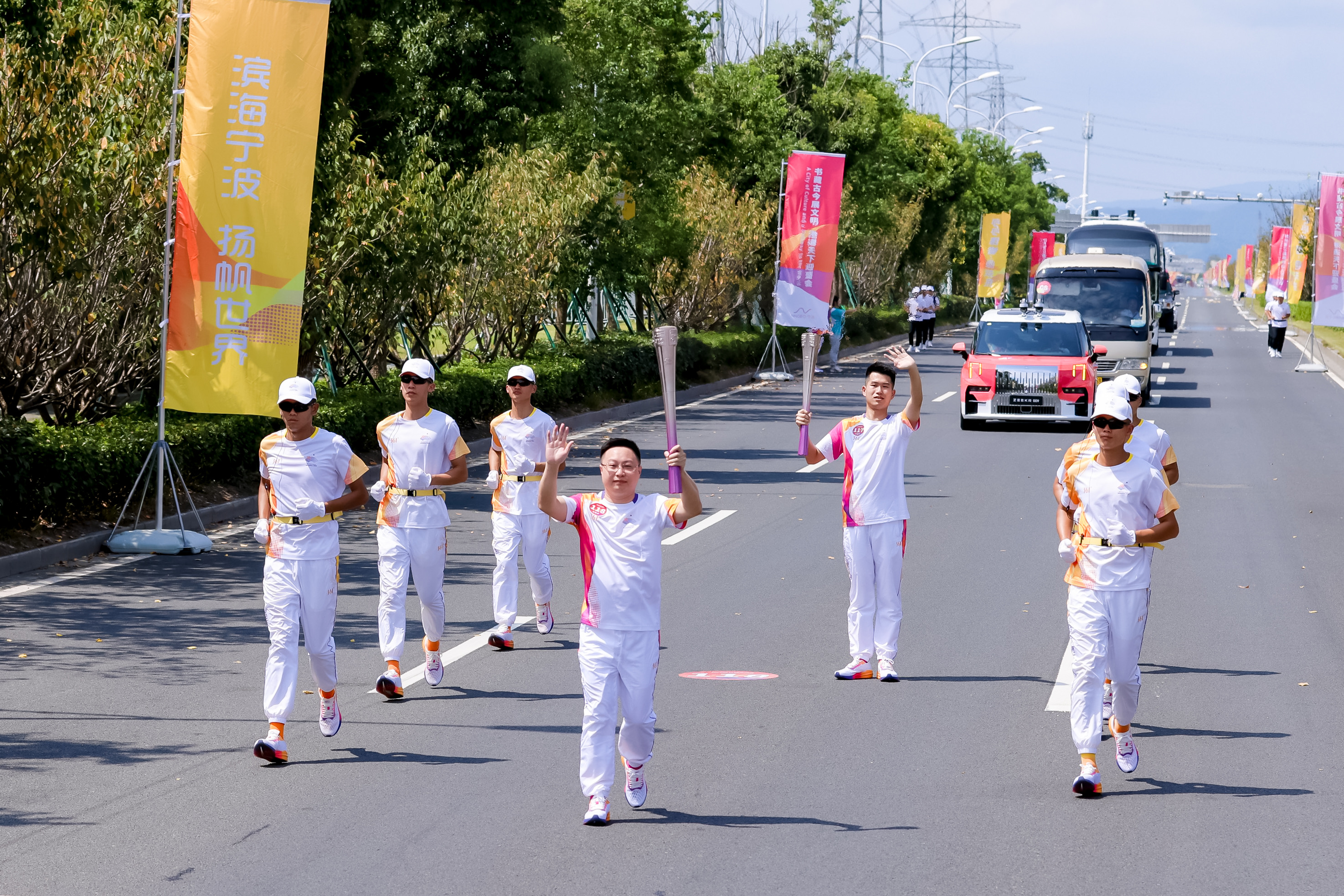 以亚运之窗展国茶之韵丨皇冠登陆（中国）有限公司官网董事长陈星参加杭州亚运会火炬传递活动